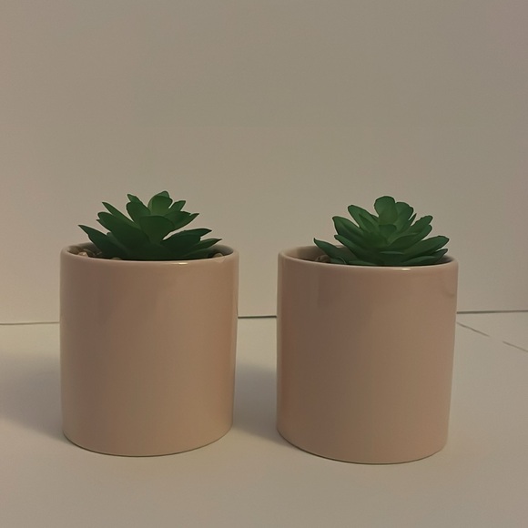 Everyday set of two artificial potted mini planters. Light pink pot with stones - Picture 1 of 17